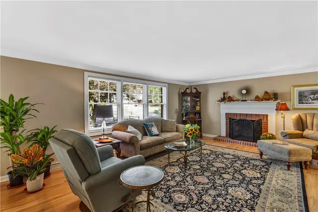 1528 Sandhurst Dr gallery image 30