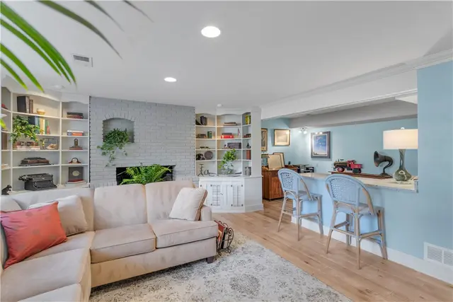 1528 Sandhurst Dr gallery image 31
