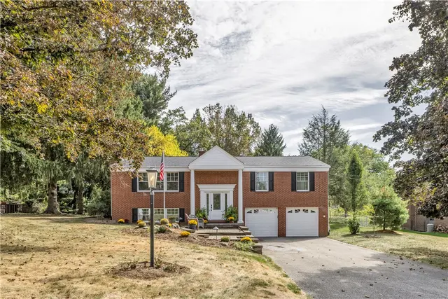 1528 Sandhurst Dr gallery image 32
