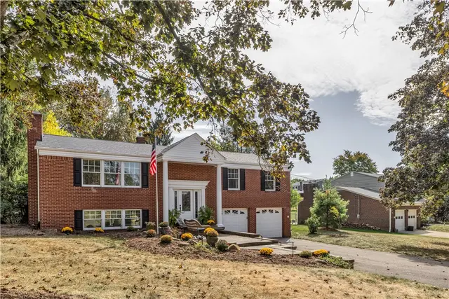 1528 Sandhurst Dr gallery image 35
