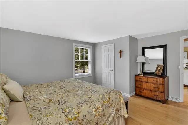 1528 Sandhurst Dr gallery image 36