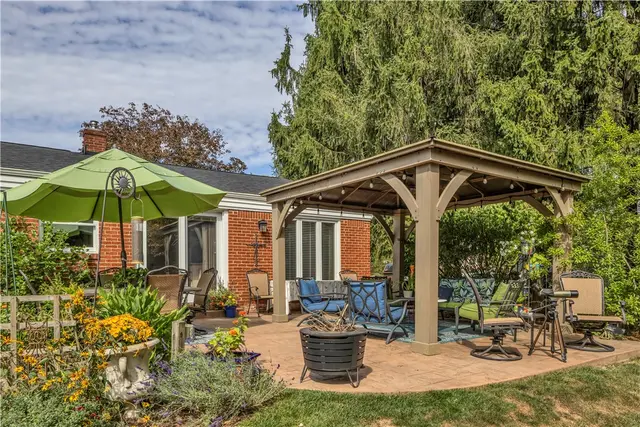 1528 Sandhurst Dr gallery image 37