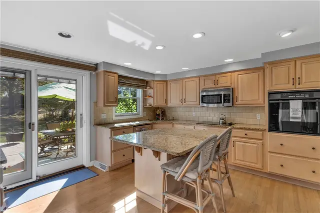 1528 Sandhurst Dr gallery image 39