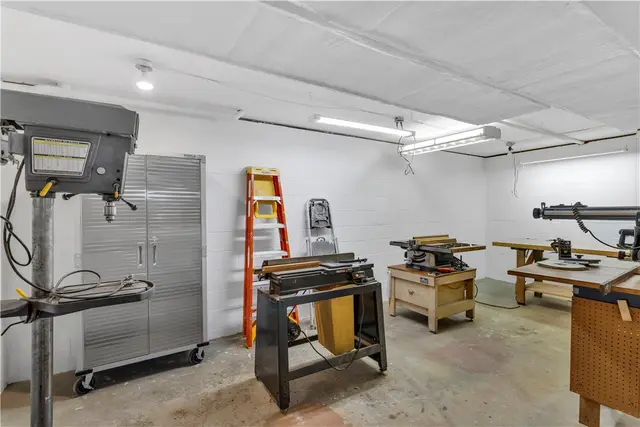 1528 Sandhurst Dr gallery image 40