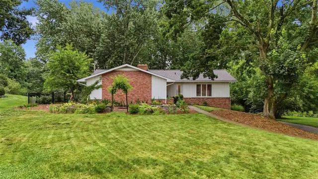 1538 King Charles Dr gallery image 2