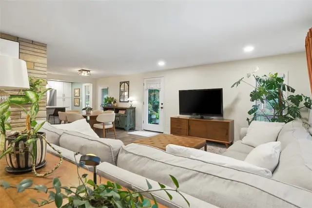 1538 King Charles Dr gallery image 15