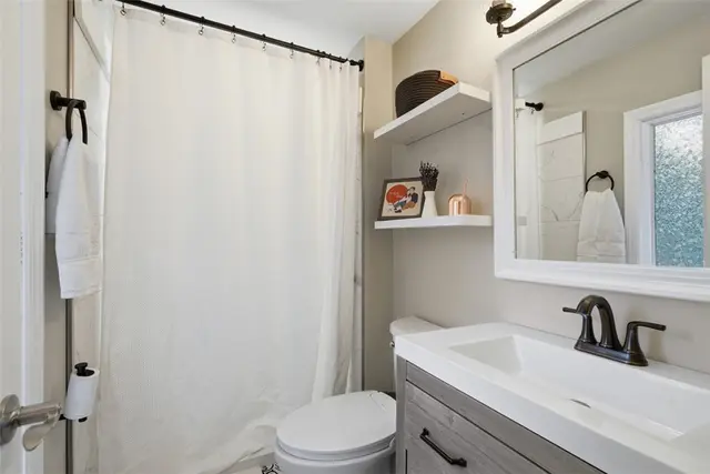 1538 King Charles Dr gallery image 22