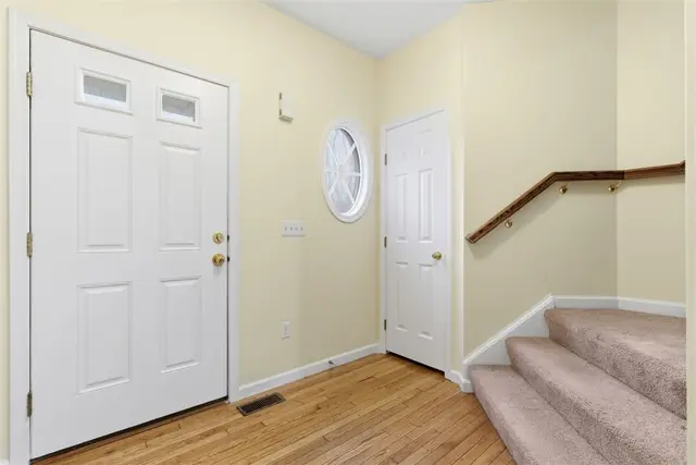 154 Southern Valley Ct gallery image 2