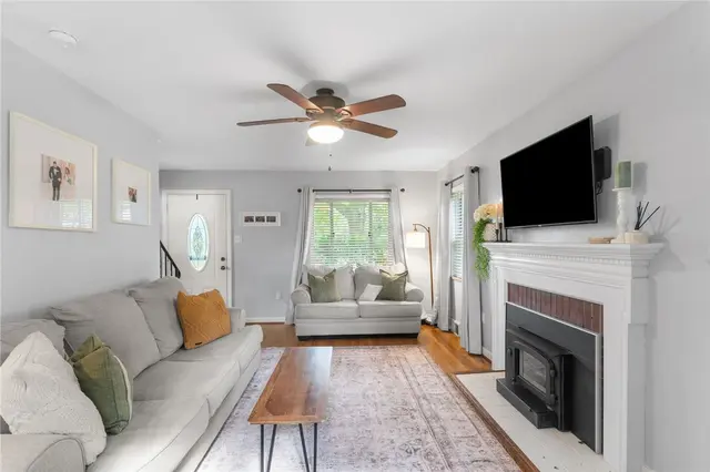 1553 Crestview Dr gallery image 4