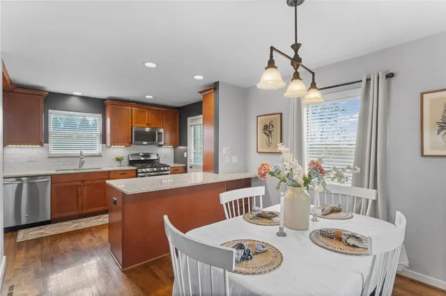 1553 Crestview Dr gallery image 9