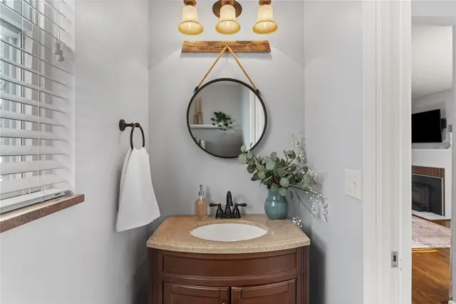 1553 Crestview Dr gallery image 13