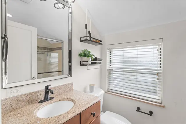 1553 Crestview Dr gallery image 16