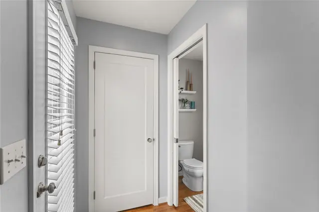 1553 Crestview Dr gallery image 17