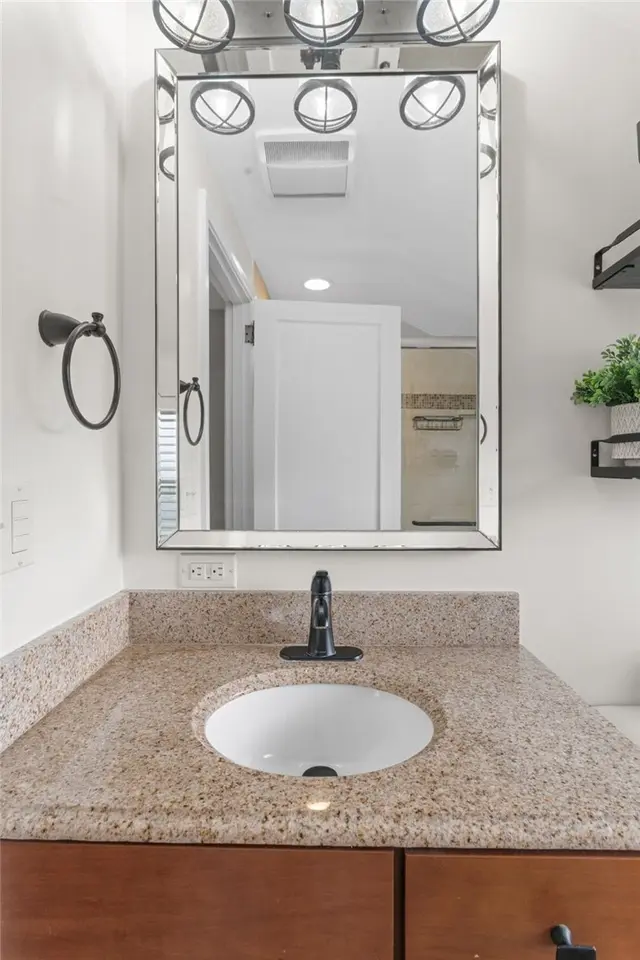 1553 Crestview Dr gallery image 18