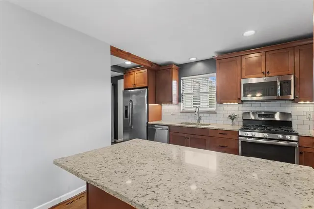 1553 Crestview Dr gallery image 19