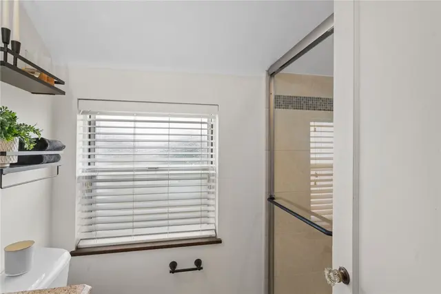 1553 Crestview Dr gallery image 27