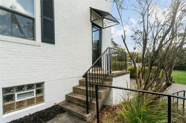 1553 Crestview Dr gallery image 29
