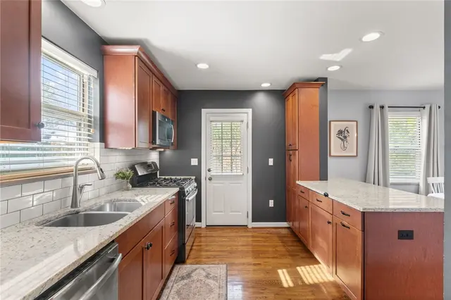 1553 Crestview Dr gallery image 32