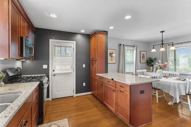 1553 Crestview Dr gallery image 38