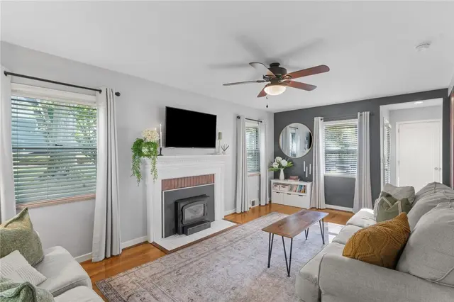 1553 Crestview Dr gallery image 39