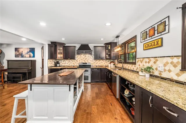 1558 Garvin Road gallery image 5