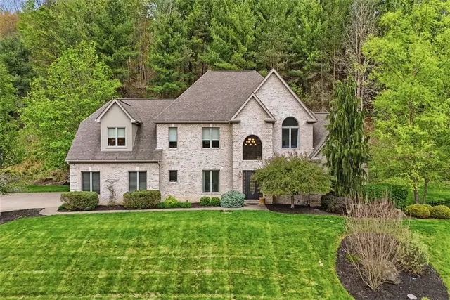 1560 Barrington Drive gallery image 2
