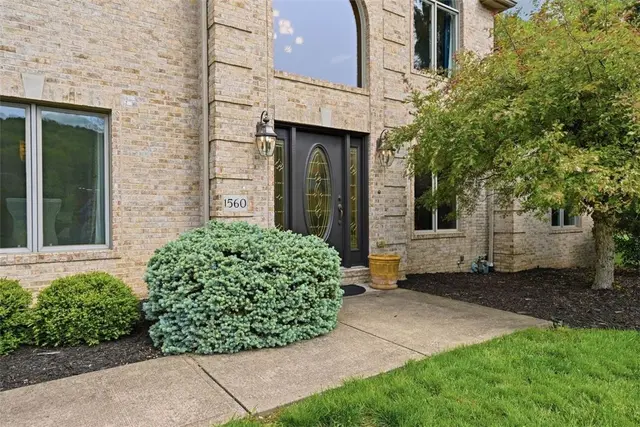 1560 Barrington Drive gallery image 3
