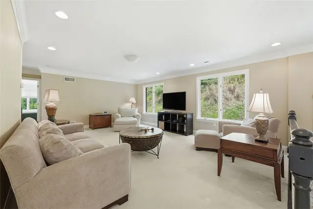 1560 Barrington Drive gallery image 14
