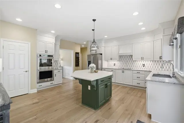 1560 Barrington Drive gallery image 38