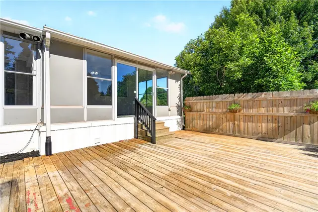 1560 Crestview Dr gallery image 3