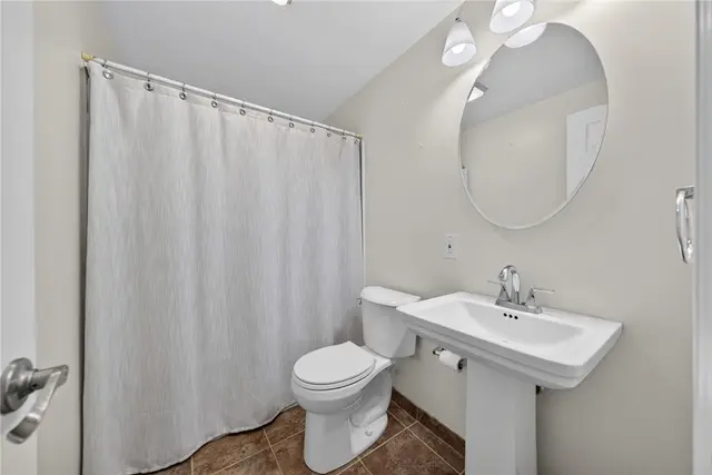 1560 Rosemary Dr gallery image 3