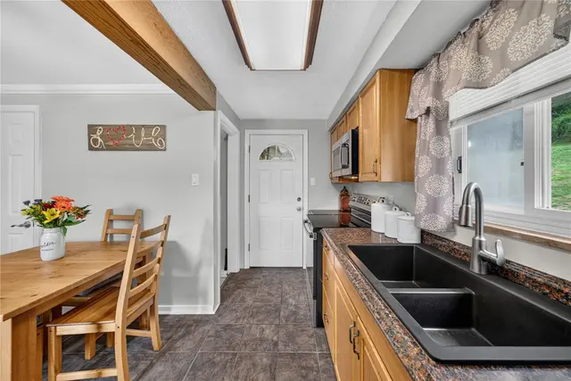 1560 Rosemary Dr gallery image 9