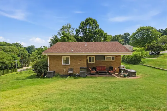 1560 Rosemary Dr gallery image 28