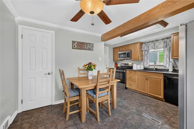 1560 Rosemary Dr gallery image 29