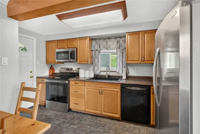 1560 Rosemary Dr gallery image 31