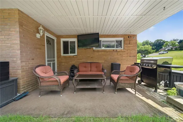 1560 Rosemary Dr gallery image 36