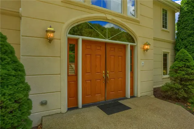 1561 Barrington Drive gallery image 3
