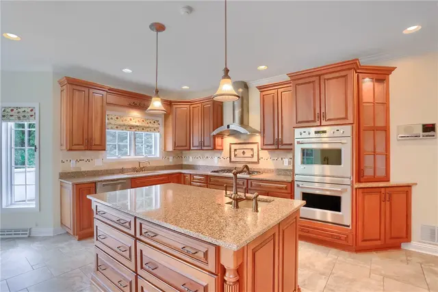1561 Barrington Drive gallery image 7