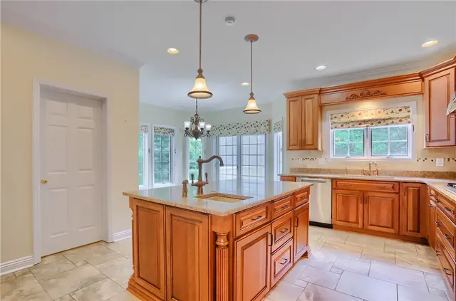 1561 Barrington Drive gallery image 8