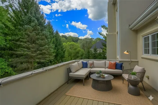 1561 Barrington Drive gallery image 22