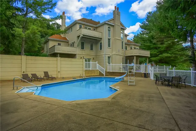 1561 Barrington Drive gallery image 45
