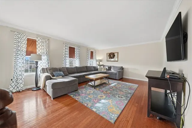 157 Kensington Dr gallery image 5