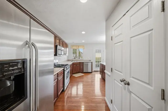 157 Kensington Dr gallery image 12