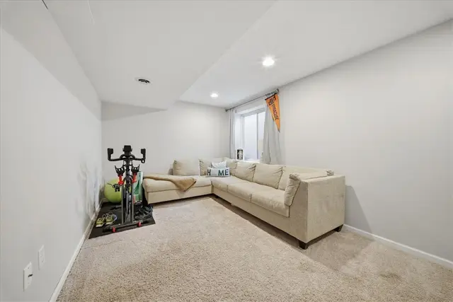 157 Kensington Dr gallery image 21