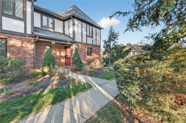 1585 Stone Mansion Dr gallery image 2