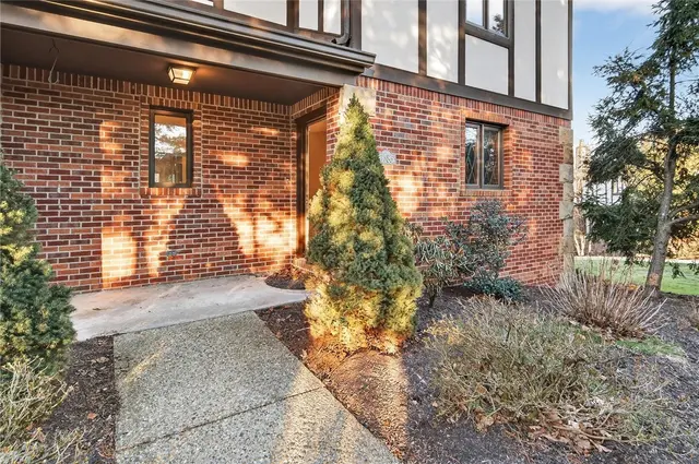 1585 Stone Mansion Dr gallery image 3