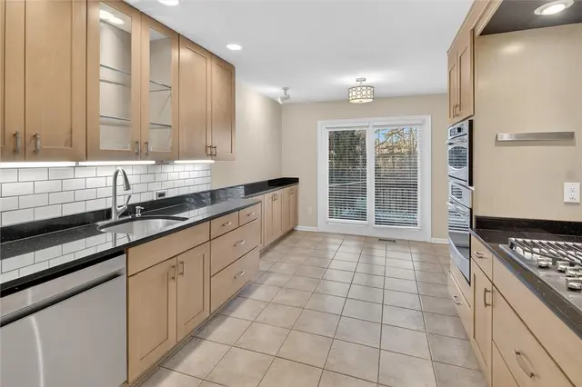 1585 Stone Mansion Dr gallery image 19