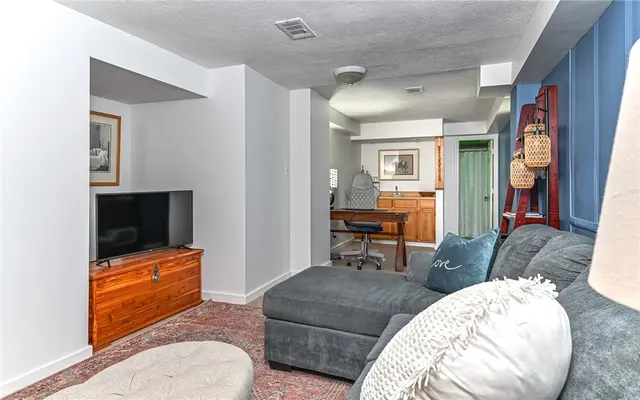 160 Siebert Rd gallery image 25