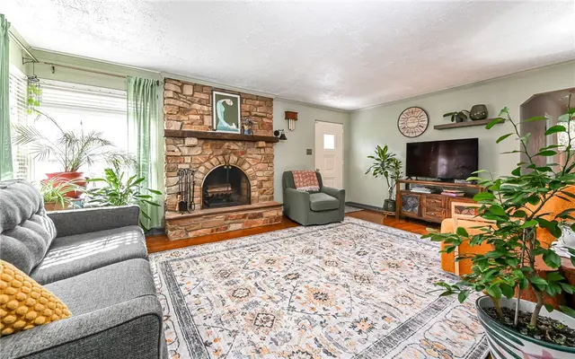 160 Siebert Rd gallery image 31