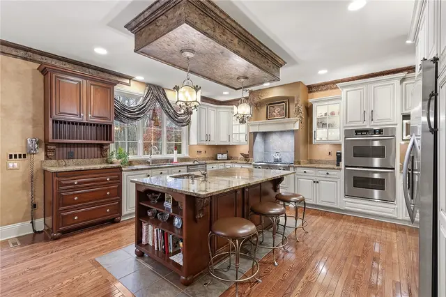 1607 Fieldstone Lane gallery image 4
